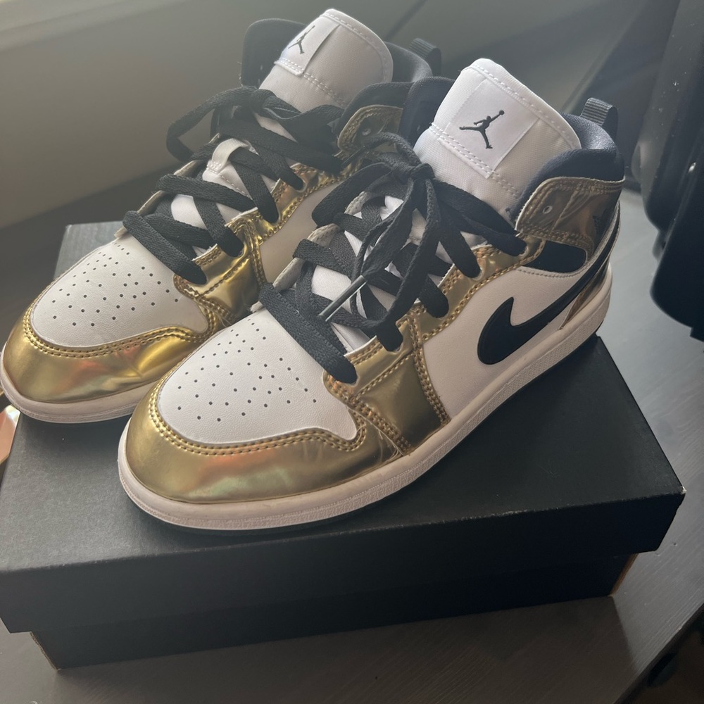 Jordan 1’s mid. Size 3Y
